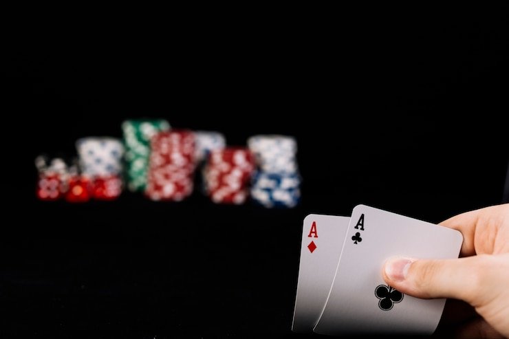 Antarmuka aplikasi mobile raja 132 menampilkan sportsbook, kasino dealer langsung, dan permainan slot